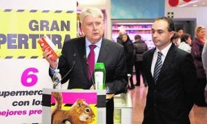 Juan Pascual inauguró el supermercado de Aranda en presencia del concejal Emilio José Berzosa.