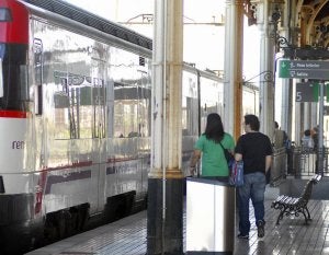 Pasajeros en el andén de la estación de Medina. ::
FRAN JIMÉNEZ