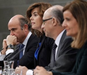 La vicepresidenta  flanqueada por los ministros de Economía (dcha.), Hacienda y Empleo. ::
CHEMA MOYA / EFE