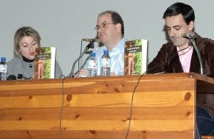 El autor, flanqueado por  Belén Pardo y Mario Piedehierro. ::
EL NORTE
