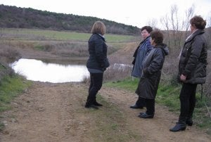 Juliana Pérez, segunda por la derecha, y otras tres vecinas observan el cauce del río La Cueza que se desbordó hace cincuenta años. ::
UXI GARRIDO