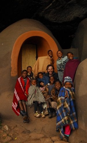 Coma-Cave (Lesotho) . El palentino Daniel Landa posa con varios niños de la localidad en abril de 2008. ::                             FOTOS CEDIDAS POR DANIEL LANDA