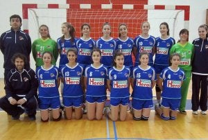 Formación del equipo cadete femenino del Viveros Herol Balonmano Nava. ::
EL NORTE
