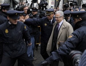 El juez Baltasar Garzón, a su llegada al Supremo en abril de 2010. ::
PIERRE-PHILIPPE MARCOU-AFP