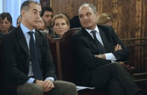 Ricardo Costa y Francisco Camps asisten a una de las sesiones del juicio. ::
JUAN CARLOS CÁRDENAS / EFE