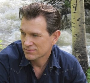 Chris Isaak revisa sus mitos