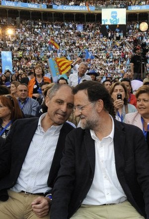 Francisco Camps y Mariano Rajoy charlan durante un mitin del PP en Valencia, en mayo de 2011. ::                             AFP