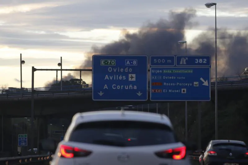 La explosión de un coche en un desguace, origen e un fuego que durará días