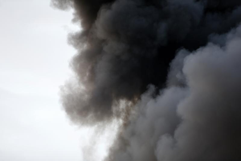 La explosión de un coche en un desguace, origen e un fuego que durará días