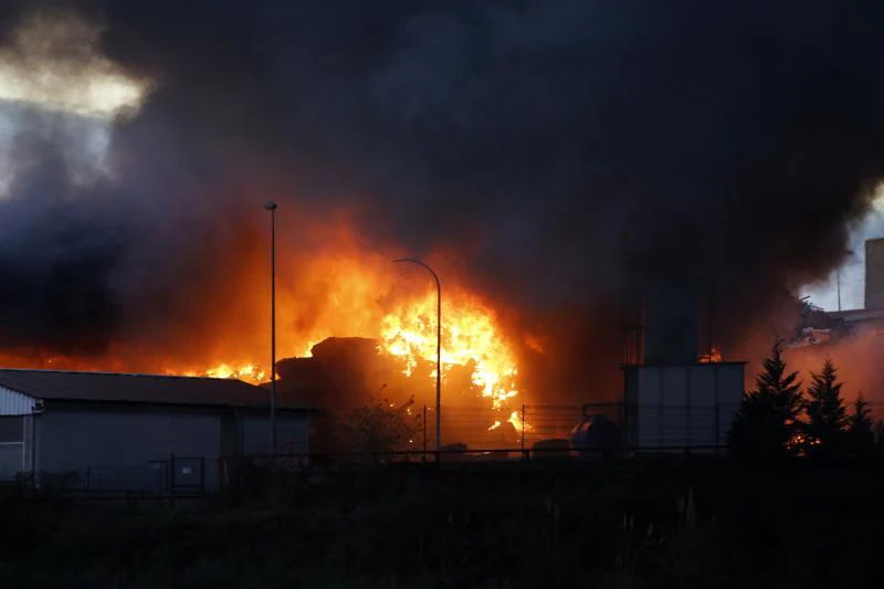 La explosión de un coche en un desguace, origen e un fuego que durará días