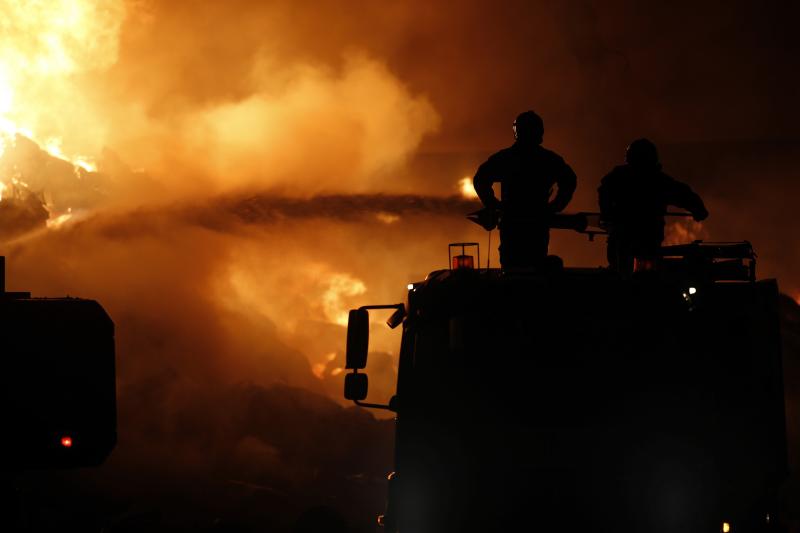 La explosión de un coche en un desguace, origen e un fuego que durará días