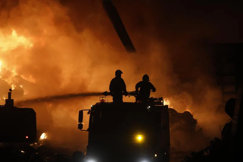 La explosión de un coche en un desguace, origen e un fuego que durará días