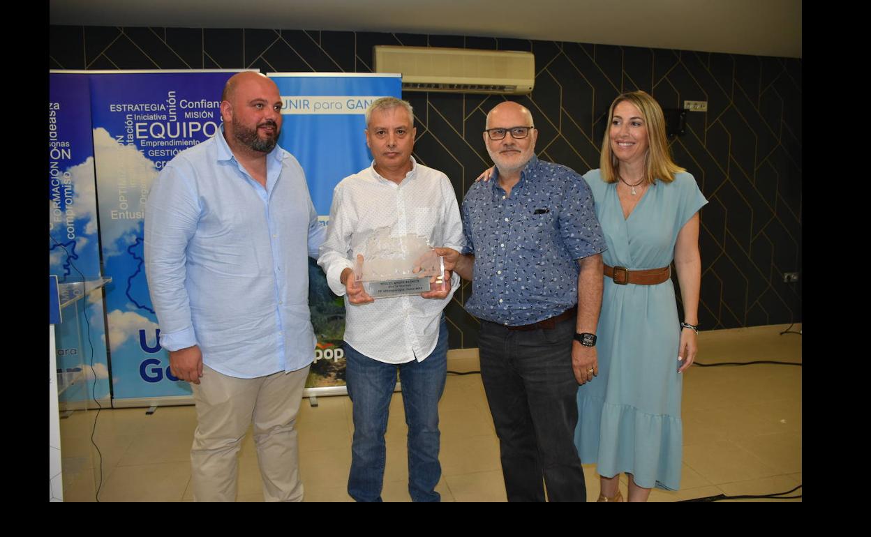 De izquierda a derecha: Manuel Naharro, presidente provincial PP, Francis Negrete, director Azagala, José Manuel Leal, presidente Colectivo Tres Castillos, y María Guardiola, precandidata a la presidencia de la Junta.