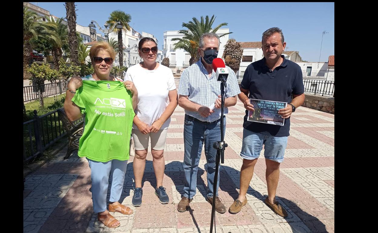 El alcalde flanqueado por representantex de AOEx y del PMD