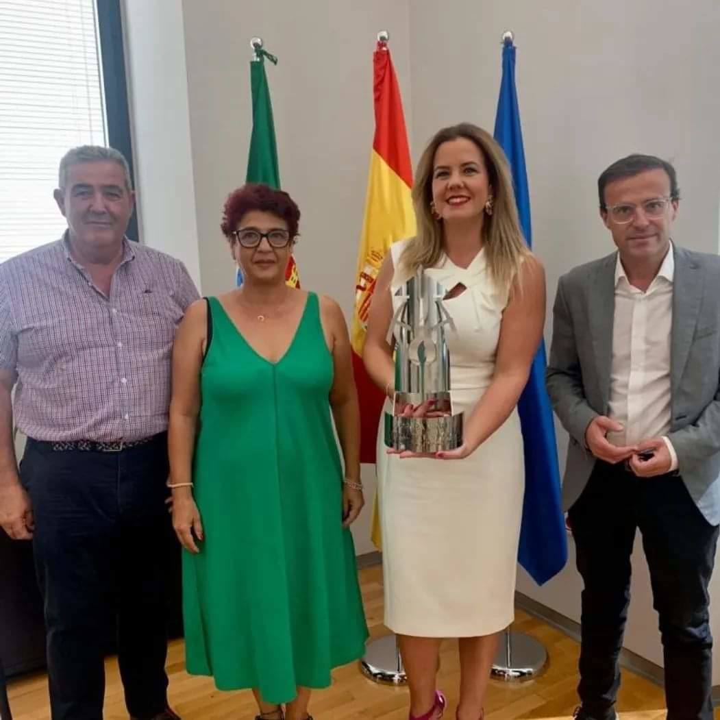 Esther, acompañada por sus padres, fue recibida por el presidente de la Diputación de Badajoz, Miguel Ángel Gallardo