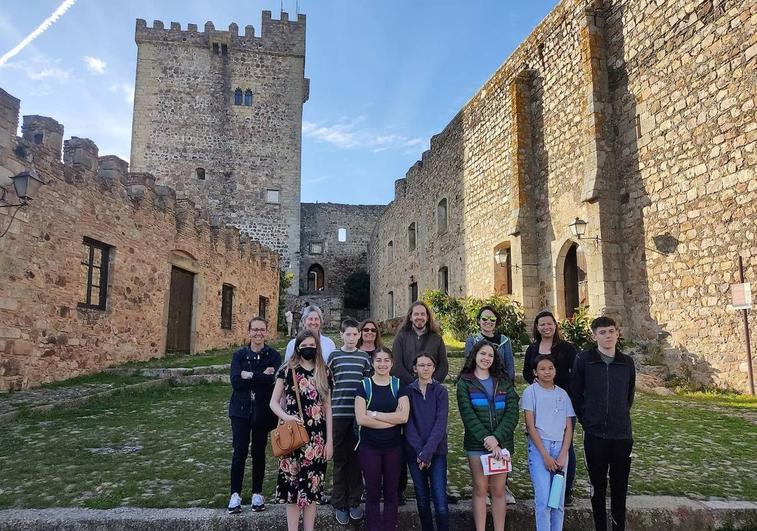 Visitantes en el patio de armas del Castillo de Luna