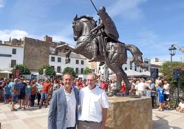 Lapeña y Gutiérrez posan junto a la escultura ecuestre inaugurada
