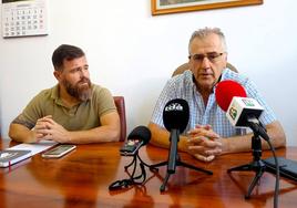 El concejal, Jesús Martín, y el alcalde, Manuel Gutiérrez, presentando el programa de festejos