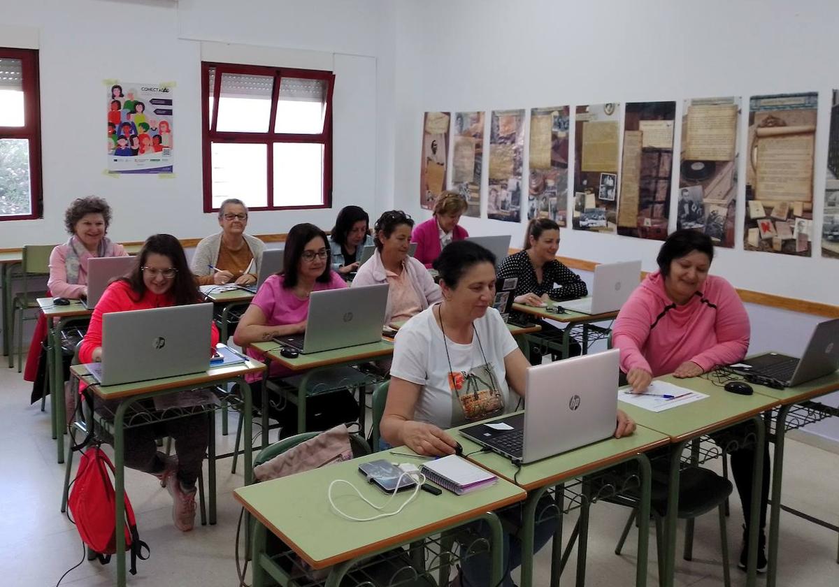 El programa ConectadAs imparte un curso de competencias digitales destinado a mujeres