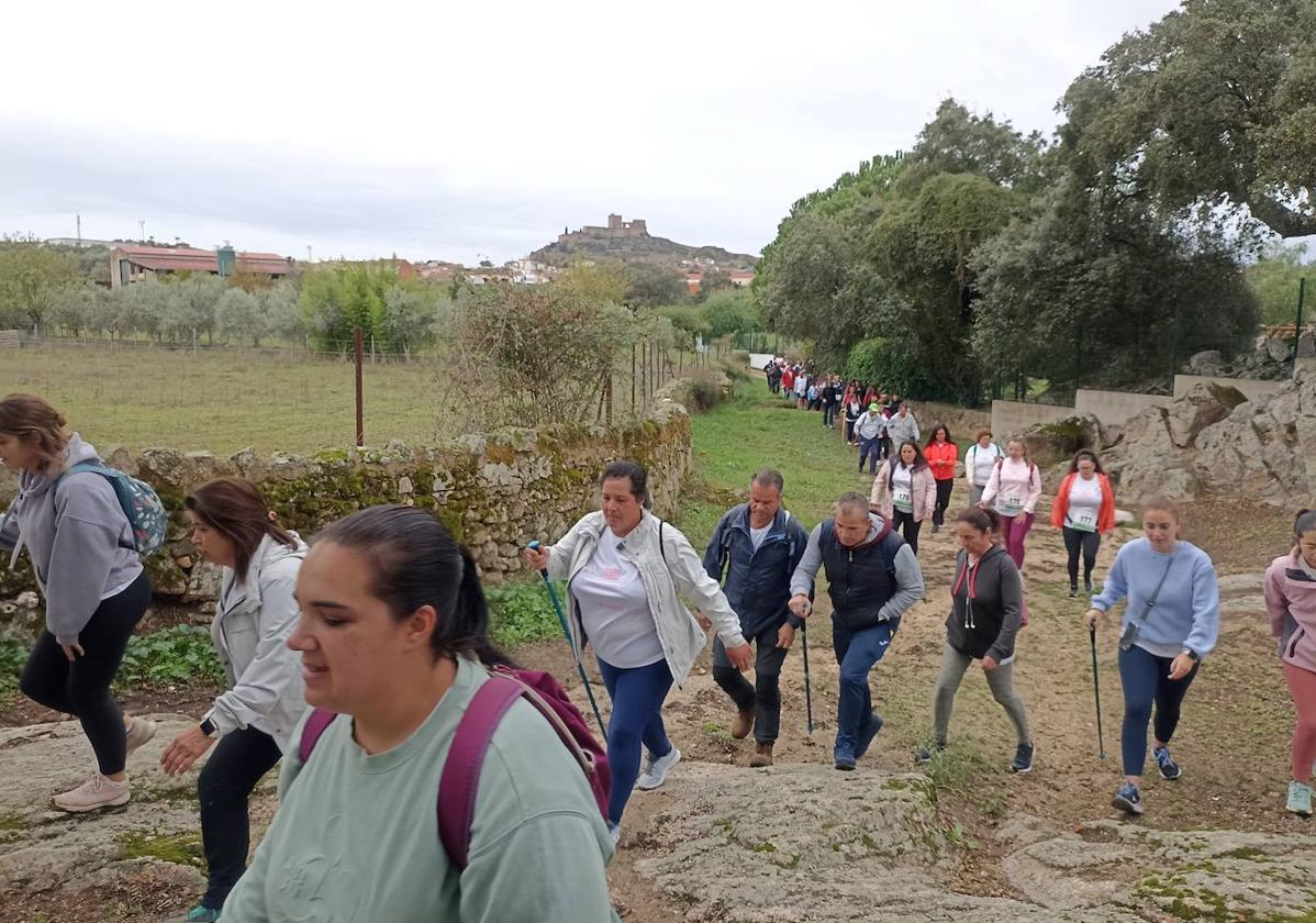 Unas 400 personas participan en la V Marcha Rosa de Alburquerque