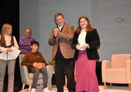 Landero aplaude a la ganadora del certamen