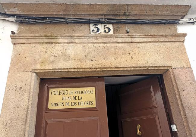 Puerta de la Escuela Hogar Nuestra Señora de los Dolores