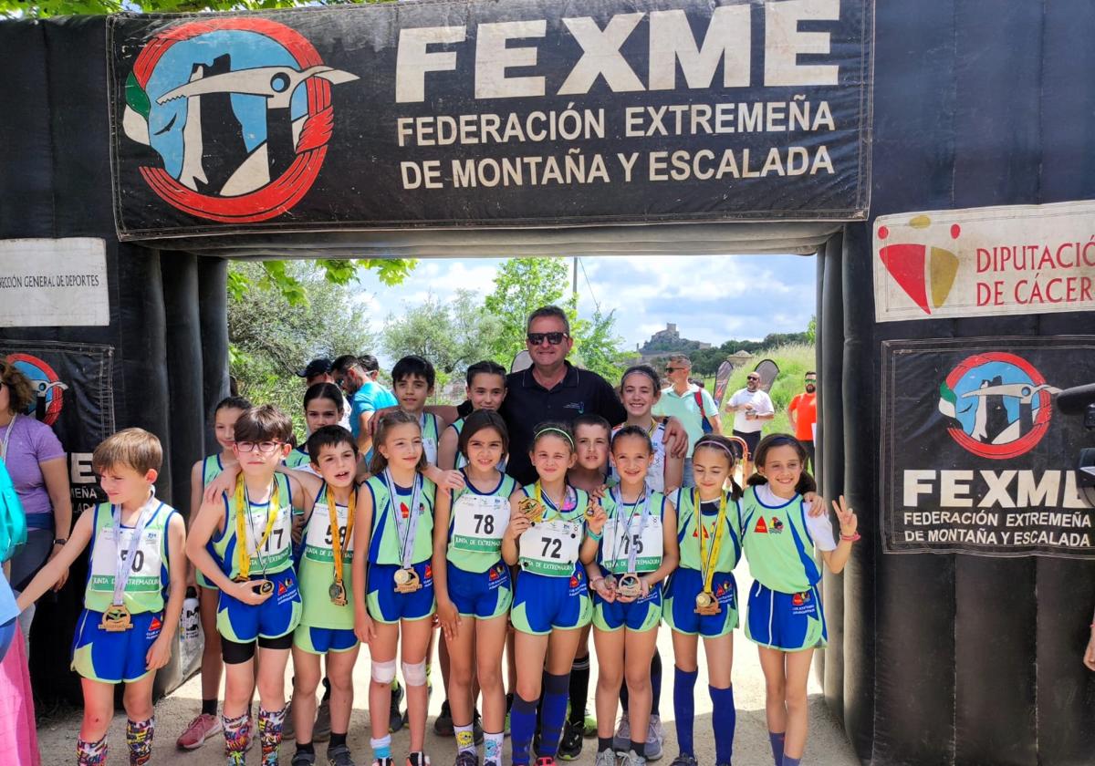 El Club Atletismo Alburquerque se proclama campeón de Extremadura de carreras por montaña