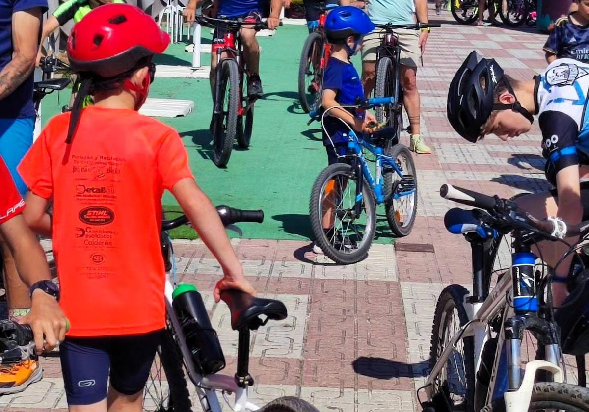 Los chavales disfrutan del Día de la Bici