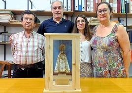Los organizadores del proyecto posan junto a una de las capillas