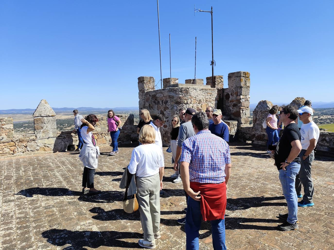 Durante la ruta se mostraron los desperfectos que presenta el castillo