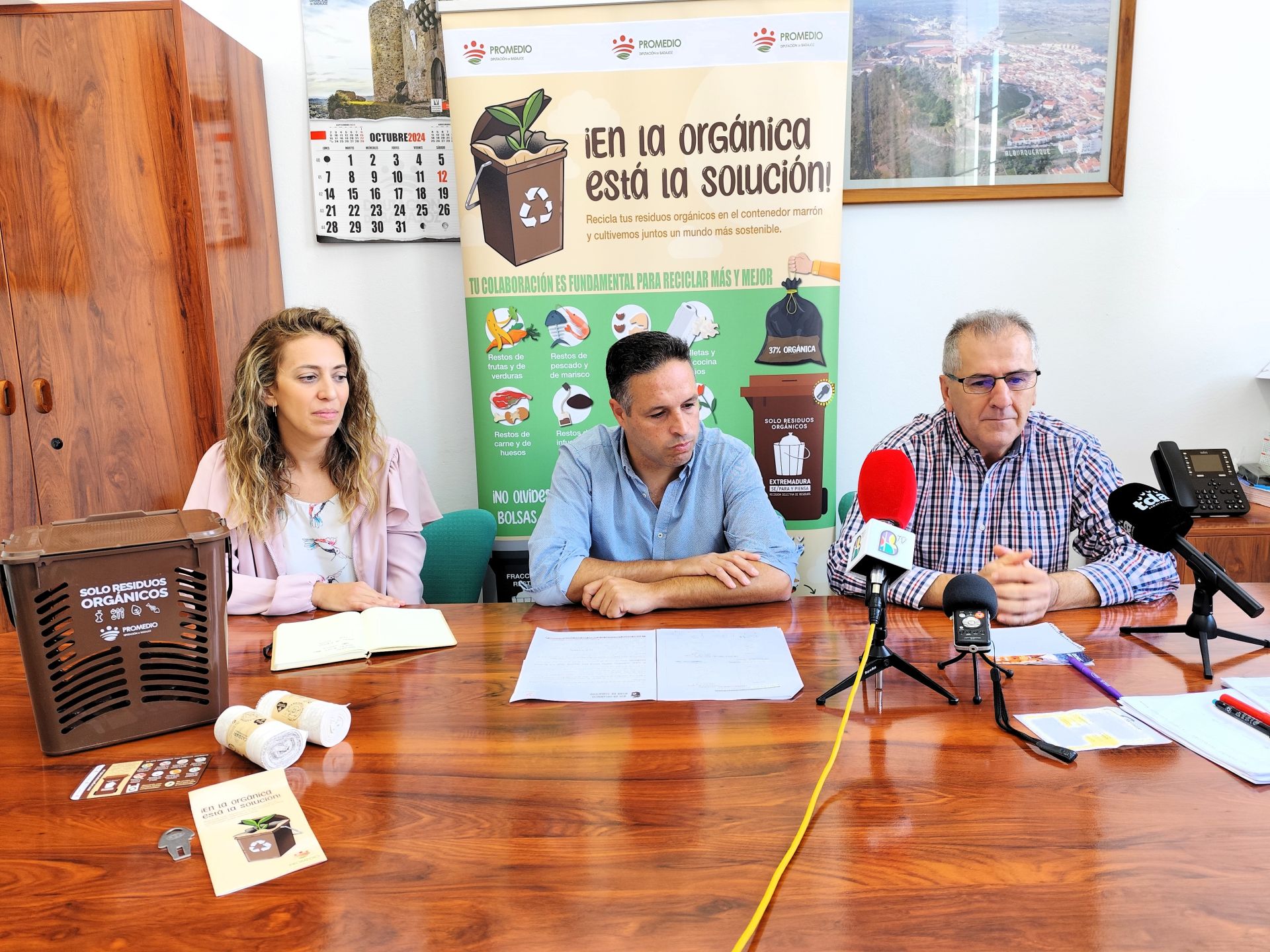 El alcalde, Manuel Gutiérrez, junto al personal de Promedio, explicando la campaña