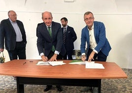Ramón Castresana, director de la Fundación Iberdrola, y José María Rasero, mayordomo de la Hermandad de la Virgen de Carrión, en la firma