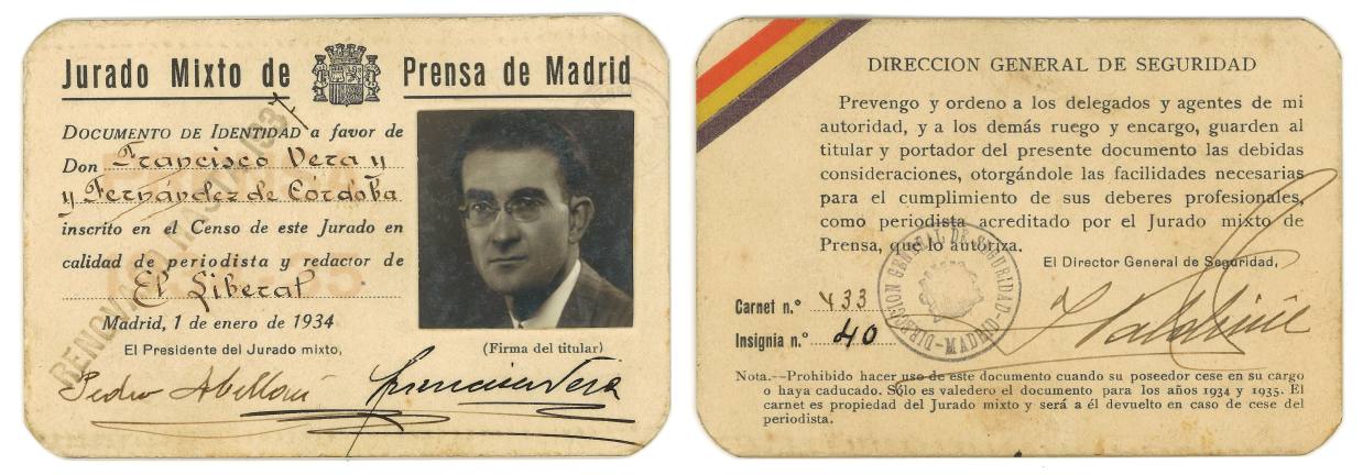 Imagen secundaria 1 - Arriba, Laura Regueira Vera (en el centro), junto a la directora de la BIEX, Julia Inés Pérez, y el técnico Javier Paule. Abajo, detalle del carné de periodista de Francisco Vera, y otros documentos del escritor alconchelero.