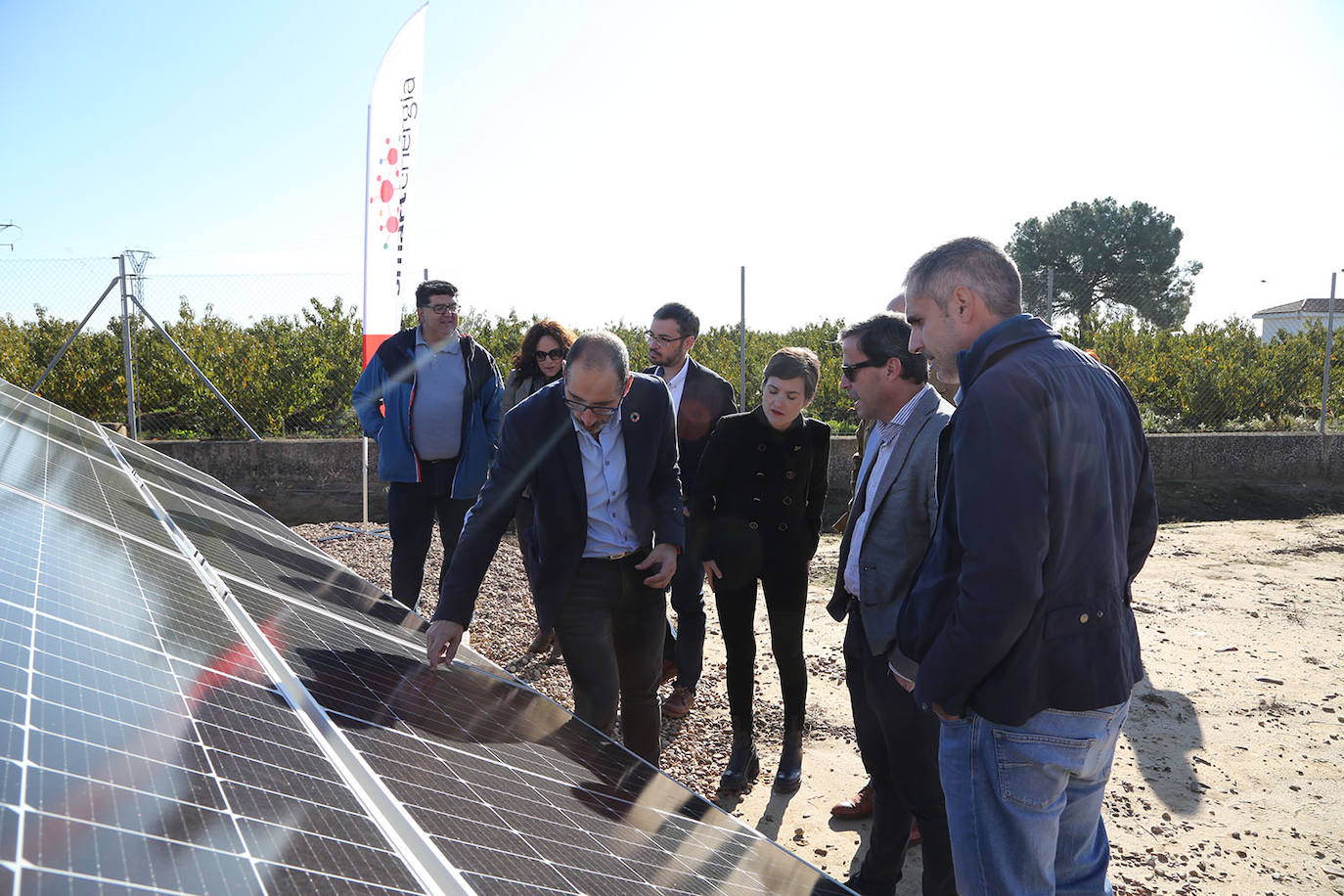 Las autoridades locales y provinciales revisan la instalación fotovoltaica de la EDAR de Medellín. 