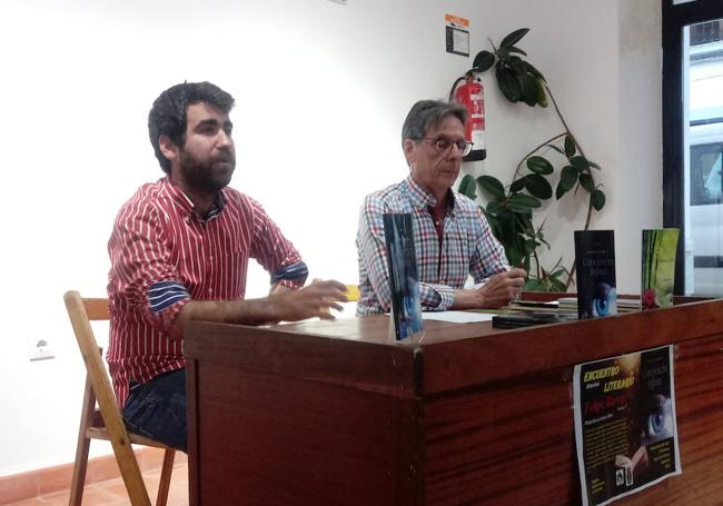 Felipe Barrás, junto al coordinador del Club de Lectura, Manuel Piñana.