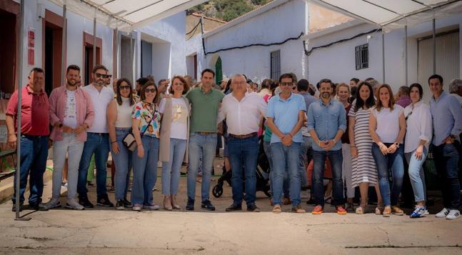 El alcalde de Alconchel y miembros de su candidatura, junto a varios dirigentes socialistas de la comarca.