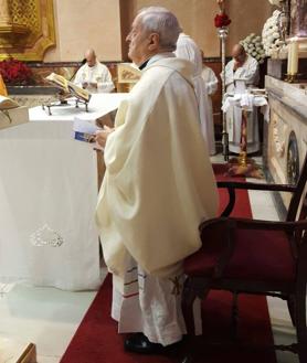 Imagen secundaria 2 - Arriba, Antonio Landajo junto al papa Juan Pablo II, en 1991, en conmemoración de sus bodas de plata como sacerdote. Abajo, junto al obispo de Badajoz, Antonio Montero Moreno, bendiciendo las nuevas campanas de la iglesia en diciembre de 1999. A la derecha, D. Antón, durante la celebración de sus bodas de oro sacerdotales en Badajoz, en abril de 2016.