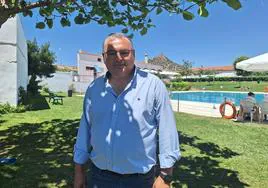 Óscar Díaz, alcalde de Alconchel, el pasado 4 de agosto, en la piscina municipal.