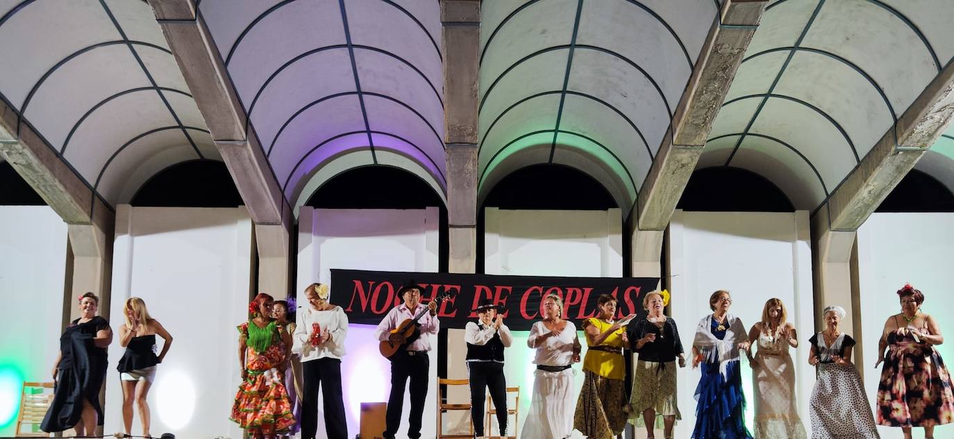 Mujeres de Alconchel y Olivenza vuelven a triunfar con su 'Noche de Coplas'