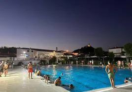 Apertura nocturna de la piscina municipal de Alconchel, el pasado 6 de agosto.