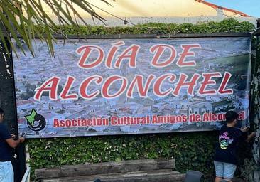 La pancarta del 'Día de Alconchel' ha estado expuesta todas las Fiestas Locales y Patronales en la terraza de verano del 'Pluma'.