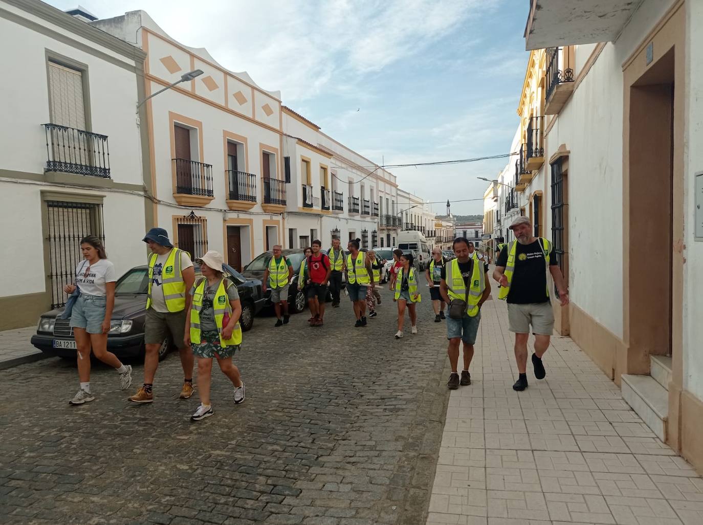 Imagen secundaria 1 - Arriba, pancartas desplegadas en el cerro de Las Herrerías. Abajo, momentos de la ruta de los participantes de las distintas plataformas antimina.