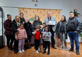 Uve Rodríguez, junto al alcalde, con parte de su familia, tras el homenaje recibido con motivo del 8M.