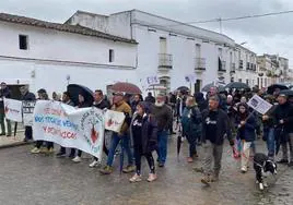 Los participantes recorrieron varias calles de Alconchel y leyeron un manifiesto en la plaza de España.