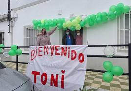 Toni Correa, junto a su madre y hermana, a su llegada este miércoles de vuelta a su casa.