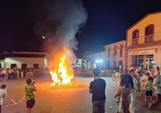 Momento en que se quemaron los mastros, en la madrugada del pasado lunes 24 de junio.