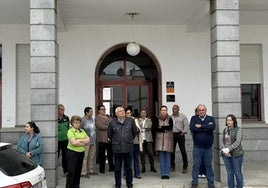 Minuto de silencio guardado en la puerta del Ayuntamiento, el pasado 30 de octubre.