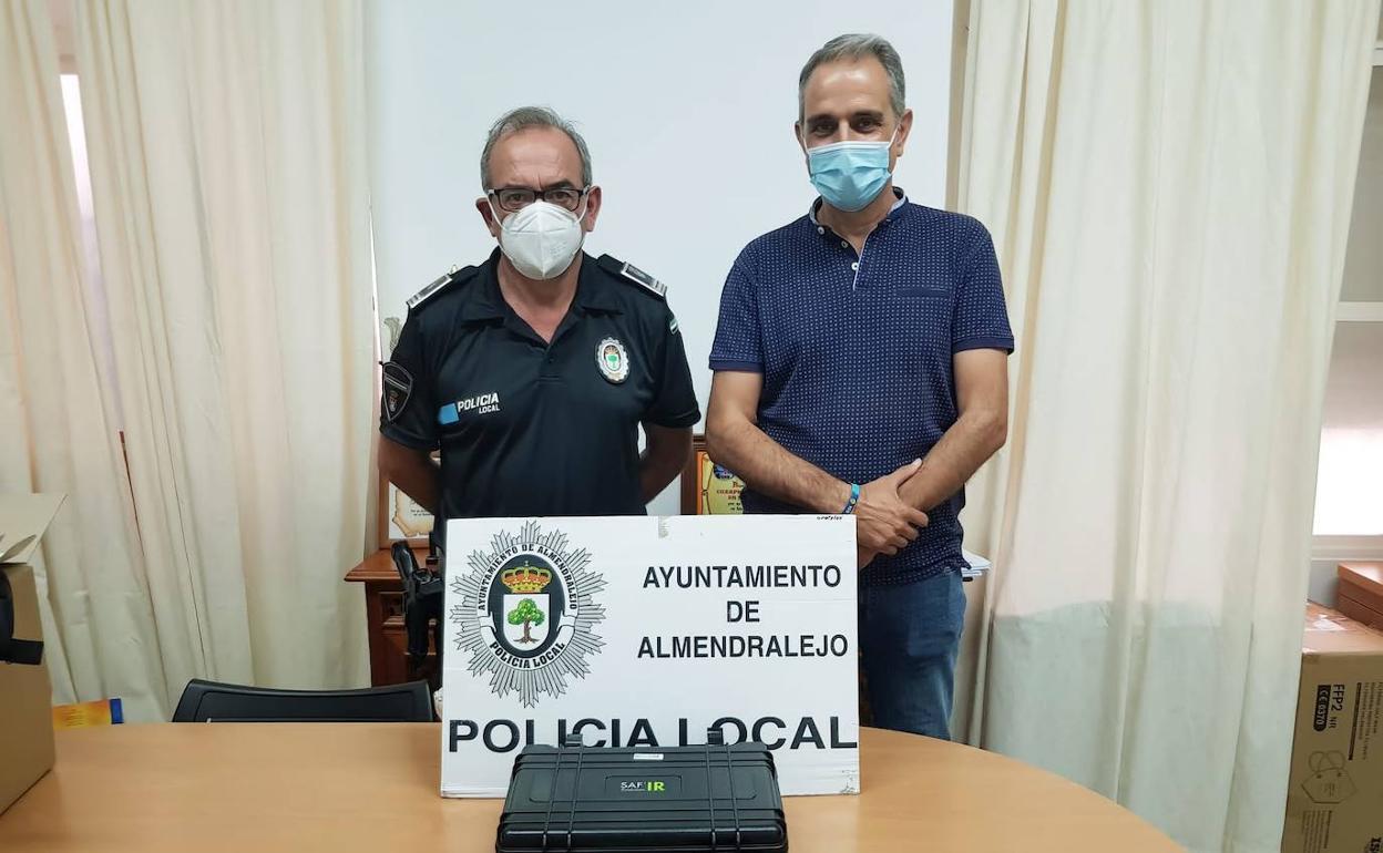 El jefe de la Policía y el concejal muestran el nuevo etilómetro. 