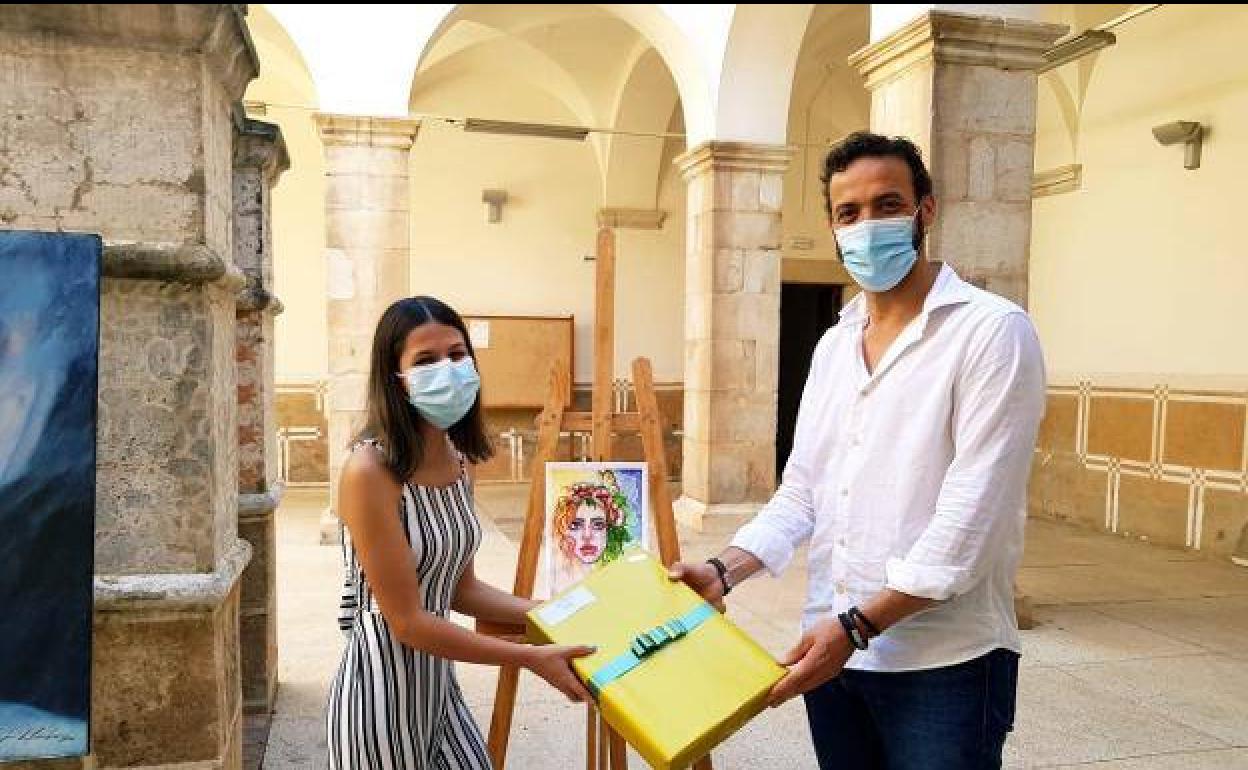 El concejal de Cultura entrega un premio en la edición del año pasado. 