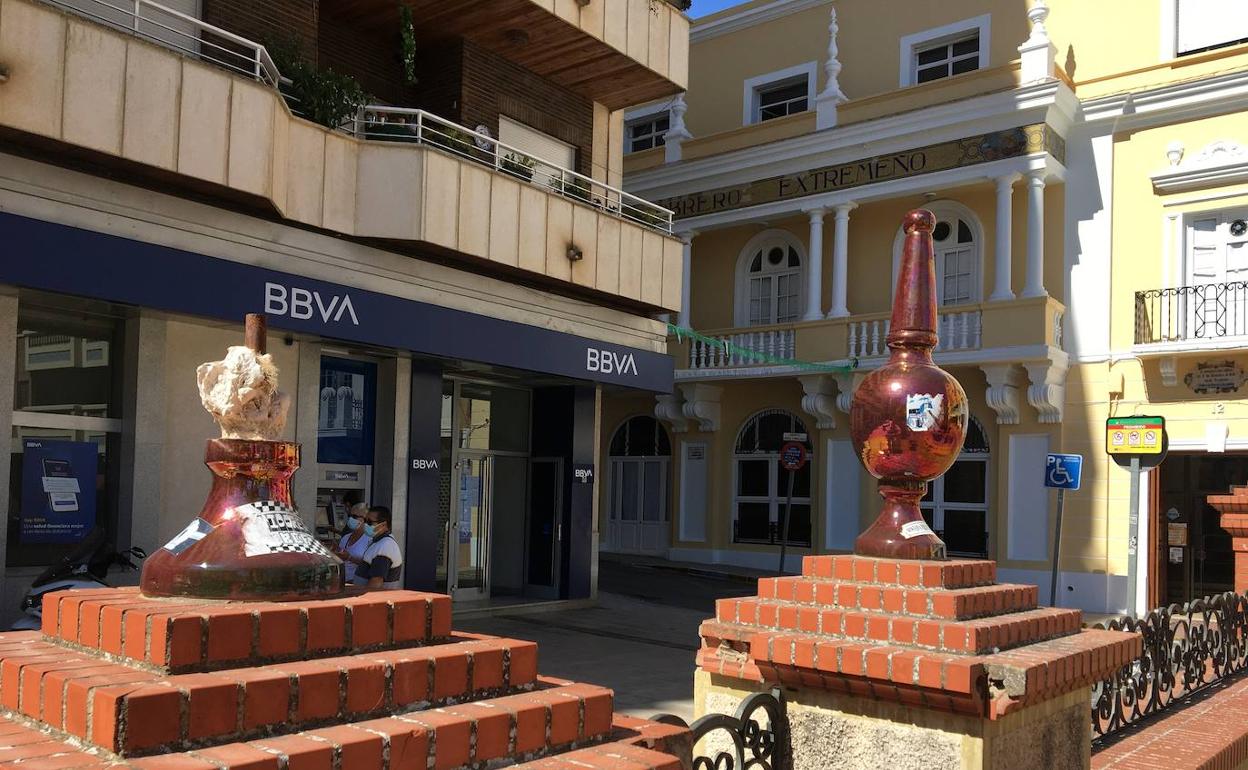 Los elementos ornamentales rotos del parque de Espronceda están siendo sustituidos. 